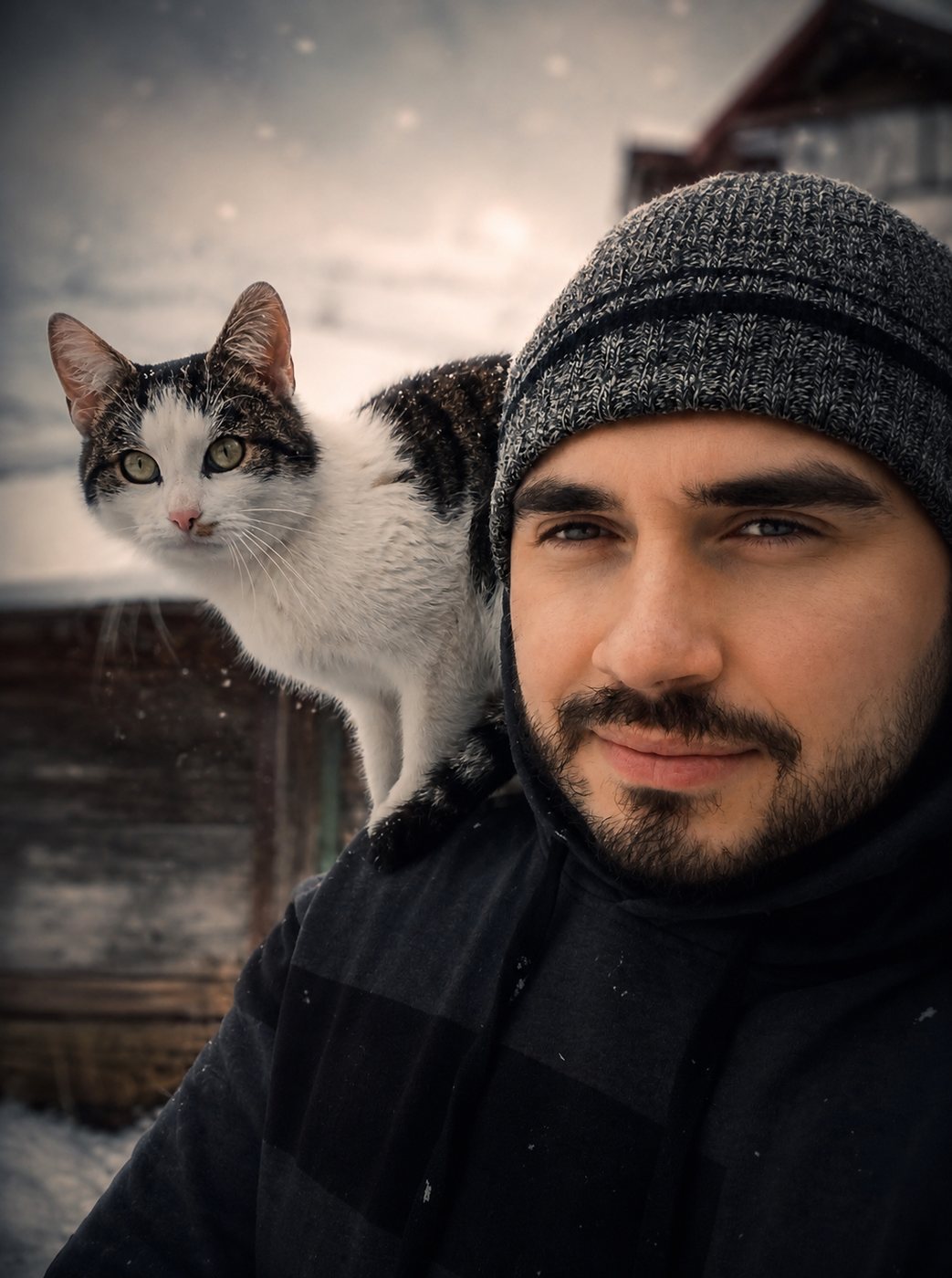 Ștefan, cu un pisic pe umăr, într-o zi de iarnă
